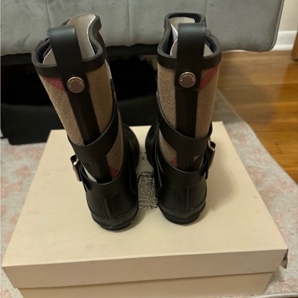 Burberry rain boots in awesome condition. Comes with the box no dustbag. Size 38 - Picture 3 of 9
